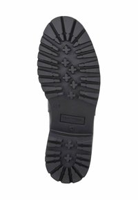 Schwarze Gummistiefelsohle mit einem tiefen Profilmuster, das horizontale und plusförmige Rillen für Traktion und Grip aufweist. Flaches, geformtes Design.