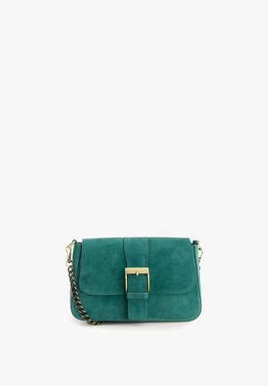 Tyrkysová semišová crossbody taška s klopou, zlatým kováním a stříbrným řetízkem na nošení přes rameno. Hladký povrch, obdélníkový tvar.