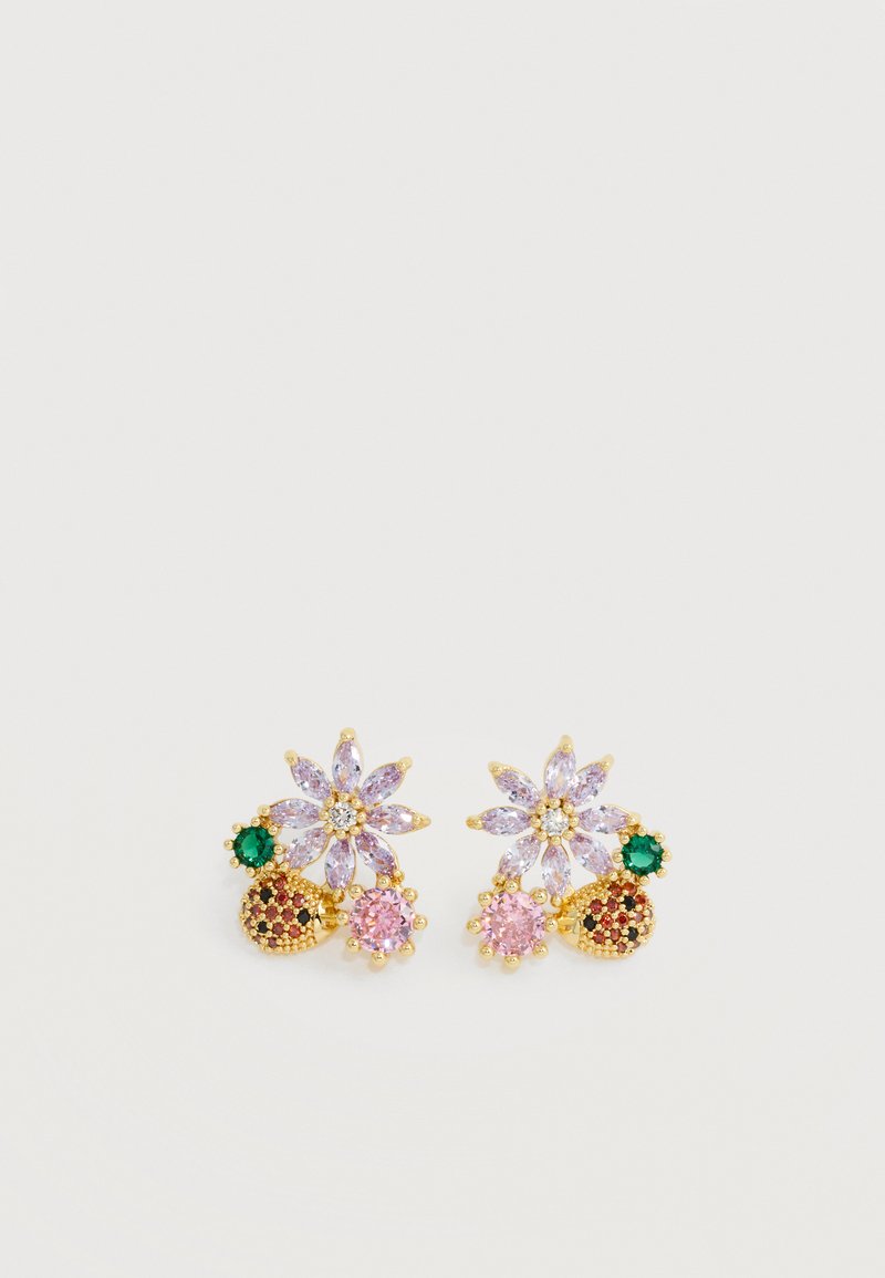 Boucles d'oreilles en or avec des pétales de fleurs violettes, des grappes de pierres précieuses roses, vertes et multicolores sur un fond clair.