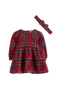 Rotes kariertes Kleid mit langen Ärmeln, gerafftem Taillenbund und gestuftem Rock, begleitet von einem passenden Haarband mit einer Schleifenakzent. Weicher Stofftextur.