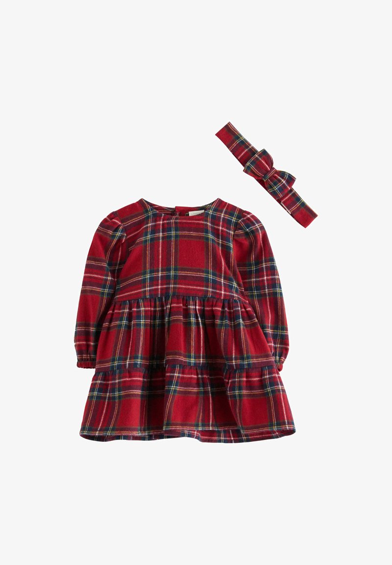 Robe écossaise rouge à manches longues, taille froncée et jupe à volants, accompagnée d'un bandeau assorti avec un accent en nœud. Texture de tissu douce.