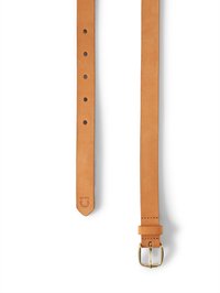 Hellbrauner Ledergürtel mit glatter Textur, ausgestattet mit gleichmäßig verteilten Löchern und einer goldfarbenen Metallschnalle. Am Ende ist ein geprägtes Logo zu sehen.