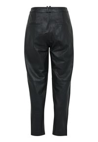 Schwarze Lederhosen mit glatter Textur, ausgestattet mit einem hohen Bund, Gesäßtaschen und einem schmal zulaufenden Bein.