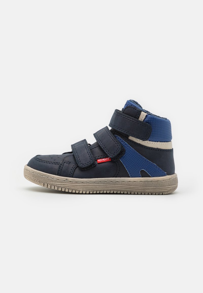 Zapatillas altas de color azul marino y azul con correas de velcro, suela de goma, cuello acolchado y detalles texturizados en los laterales. Ideales para uso casual.