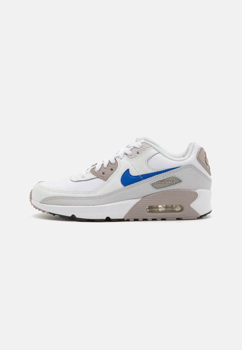 Nike Air Max 90 tenisice s gornjim dijelom od bijele kože, sivoj akcenti, plavi swoosh, zatvaranje na vezice i prozirna zračna jedinica na peti.