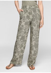 Pantalons évasés en vert olive légèrement atténué avec un motif floral. Fabriqués en tissu doux, ils disposent d'une taille élastique et de poches latérales.