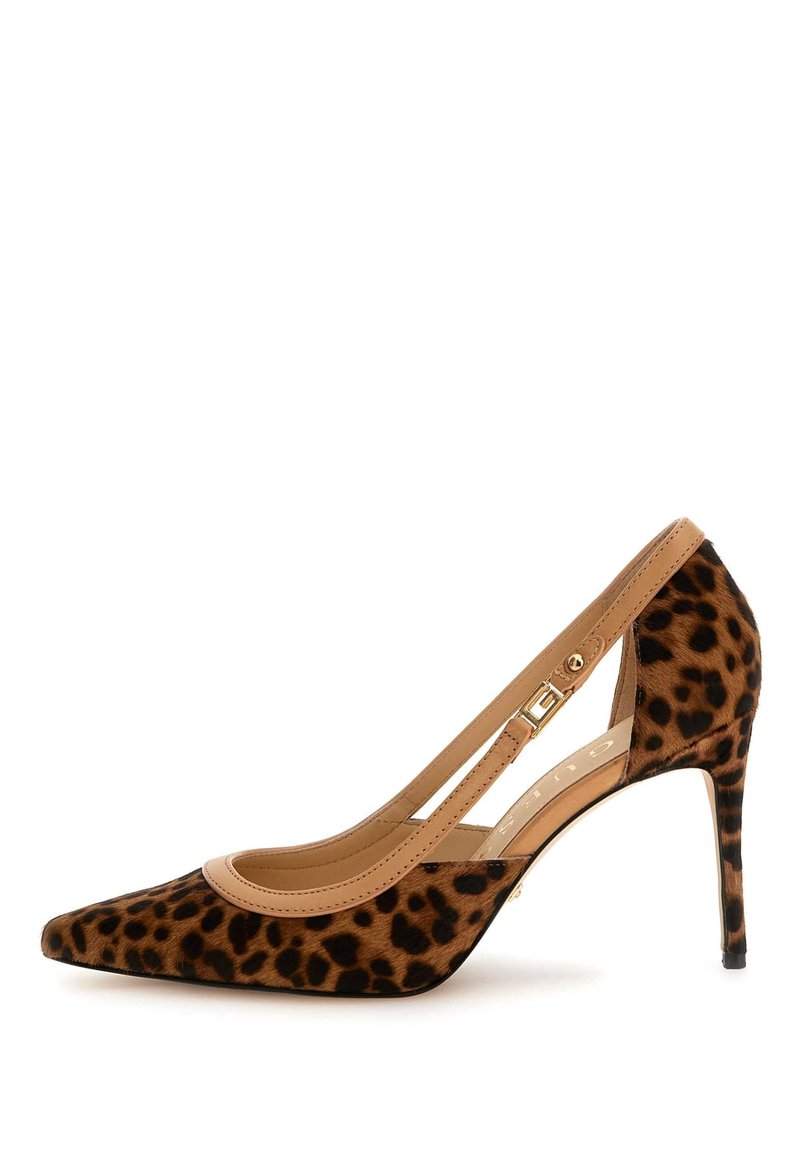 Szpilki w panterkę z wąskim noskiem, jasnobrązowymi akcentami i otwartym boku. Posiadają smukły obcas typu stiletto i złote detale.