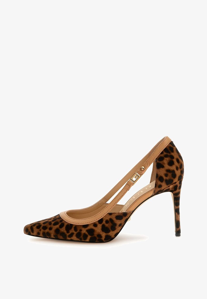 Szpilki w panterkę z wąskim noskiem, jasnobrązowymi akcentami i otwartym boku. Posiadają smukły obcas typu stiletto i złote detale.