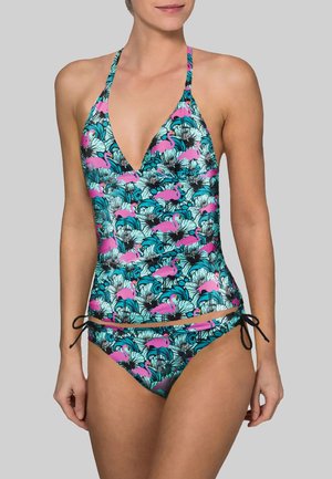 Badpakset met een turquoise achtergrond, een roze flamingo patroon, en een haltertop met een diepe V-hals en verstelbare zijknoopjes.