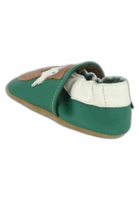 Grüner Leder-Baby Schuh mit braunen Akzenten und weißen Details. Verfügt über eine weiche Sohle und einen elastischen Einstieg für einfaches An- und Ausziehen.