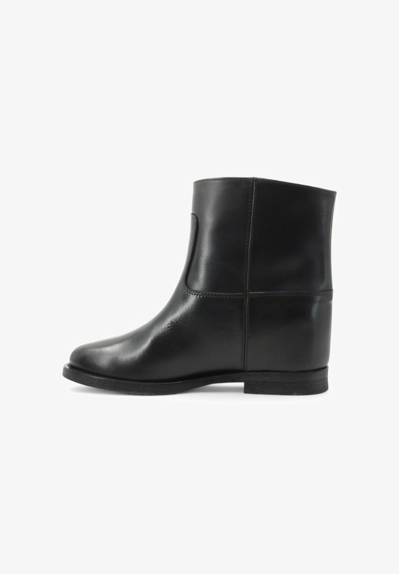 Stivale alla caviglia in pelle nera con una finitura liscia, punta rotonda e tacco basso. Presenta un pannello elastico laterale e dettagli di cucitura minimi.