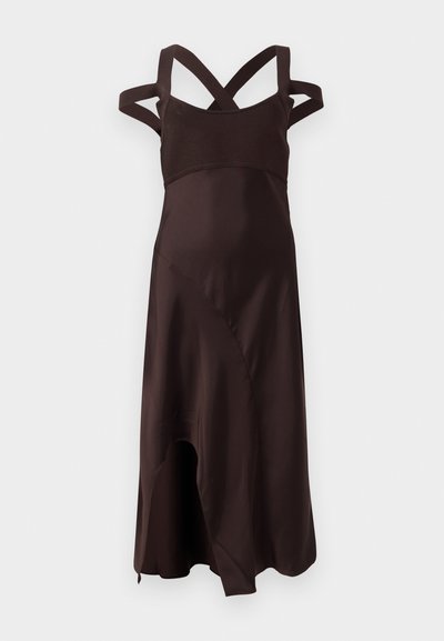 Hnedé saténové šaty s priliehavým korzetom a krížovými ramienkami. Majú plynulý, asymetrický lem a hladkú, jemnú textúru.