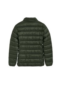 Puffjacka i mörkgrön, med kviltat mönster, långa ärmar och en subtil lyster. Har en krage och inga synliga stängningar på baksidan.