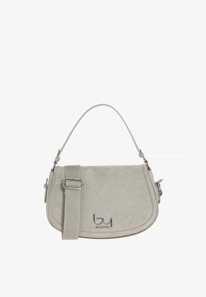 Borsa a spalla in camoscio grigio chiaro con patta curva, tracolla regolabile, ferrature argento e logo impresso sul davanti.