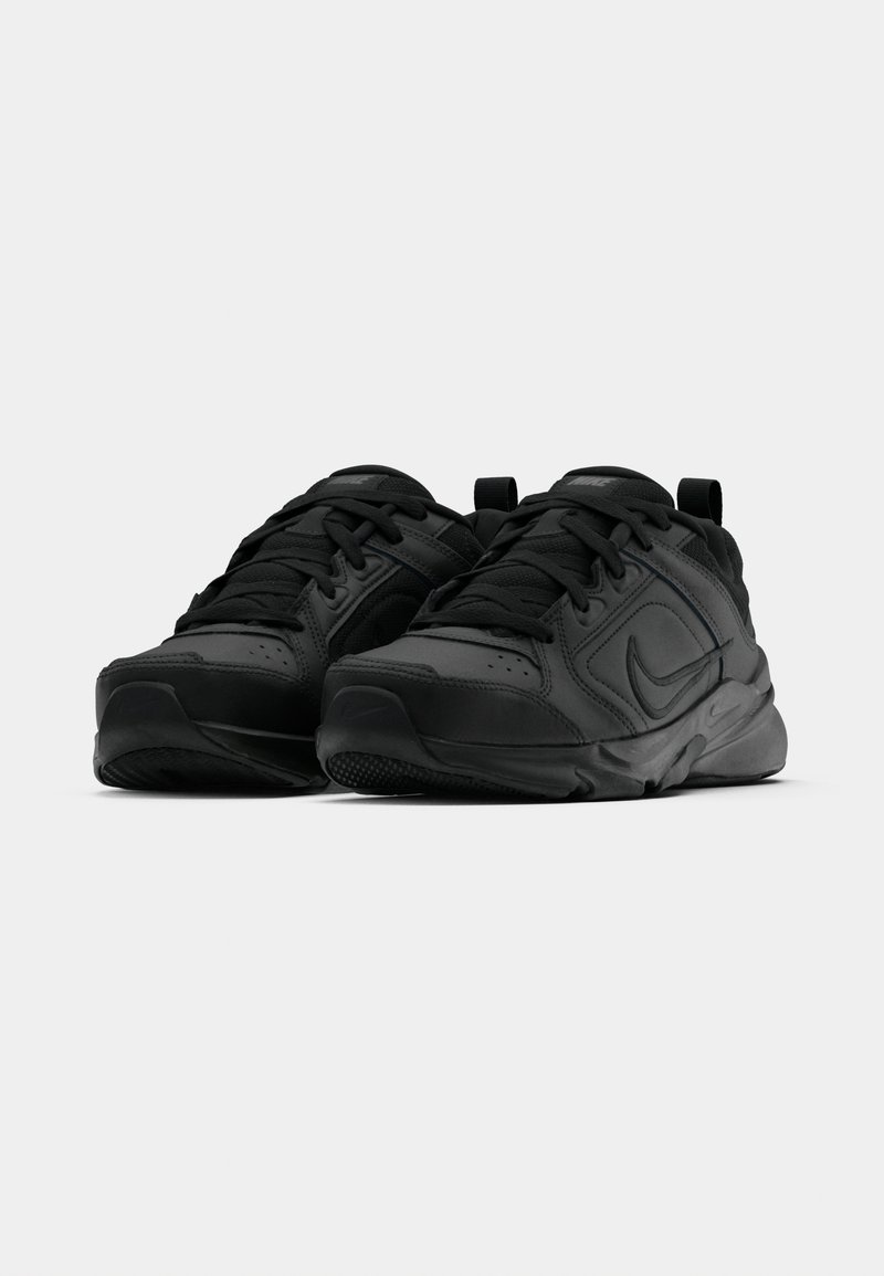 Sneakers Parental Advisory Dame All Black Nike Air Monarch IV