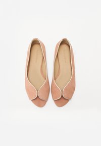 Rosa Wildlederschuhe mit abgerundeter Spitze, ausgestattet mit einem silbernen Rand und einem weichen Innenfutter. Das Design hat eine offene Vorderseite ohne Absatz.