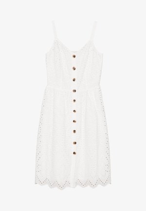 Witte mouwloze eyeletjurk met bruine knopen aan de voorkant en een geschulpte zoom, met een getailleerde taille en V-hals.