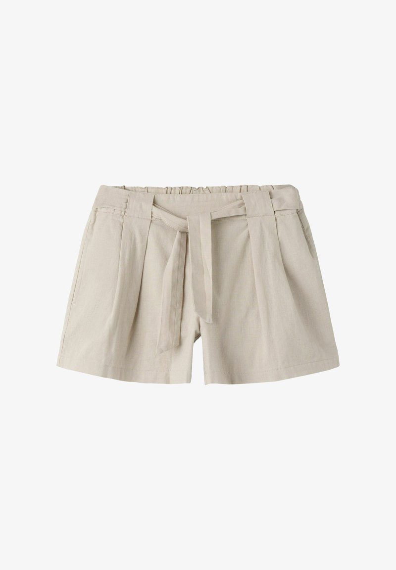 Shorts plissés beige à taille haute, dos élastique, poches latérales et ceinture assortie en tissu nouée à l'avant.