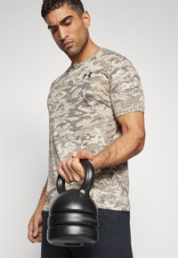 Under Armour ABC CAMO - T-shirts print - timberwolf taupe/black