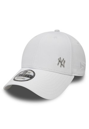Weißer Baseballcap mit gebogenem Schild, versehen mit einem silbernen Logo auf der Vorderseite und einem verstellbaren Riemen. Glatte Stoffstruktur und körpernahes Design.