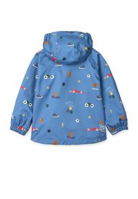 Veste de pluie bleue avec capuche, ornée d'un motif ludique de chiens, d'équipements sportifs et de formes colorées. Poignets élastiques et matière légère.