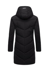 Juoda pūkinė striukė su chevron formos siuvinėtu raštu, kapišonu, ilgomis rankovėmis ir vidutinio ilgio kirpimu. Pagaminta iš minkštos medžiagos su lygiu paviršiumi.