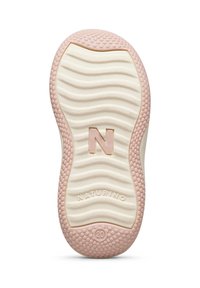 Sole di scarpa in gomma con texture ondulata, con accenti rosa e logo "N" in rilievo. Motivo di grip circolare vicino al tallone.