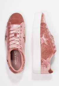 Rosa sammetsneakers med satinband, prydda med stjärnaccenter och en texturerad yta. Sulan är vit med en platt, avslappnad design.