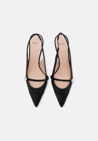 Sorte højhælede slingback-sko med spids tå, der har et tekstureret mesh-overdel og en dekorativ juveldetalje på remmen.