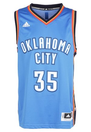 Mężczyzna ubrany w niebieski koszykarski strój Oklahoma City z numerem 35, idący do przodu w białych butach typu high-top.