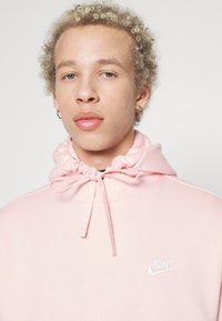 Nike Sportswear SPORTSWEAR CLUB FLEECE - Ikdienas džemperis - pink bloom