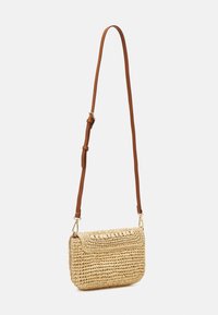 Borsa a tracolla in paglia intrecciata con una tracolla in pelle color tan, forma rettangolare, patta superiore e superficie leggermente testurizzata. Accessori in metallo dorato.