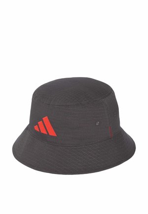 Chapeau bob gris foncé avec motif cousu et logo Adidas rouge sur le côté, avec des œillets de ventilation près du sommet.