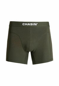 Maslinasto zelene bokserice s uskim dizajnom, s bijelim logom "CHASIN'" na pojasu i šivenim detaljima.