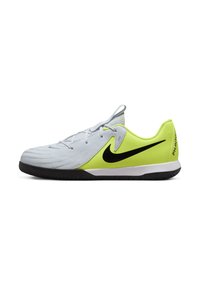 Zapatilla Nike Phantom en gris y amarillo neón, con una parte superior texturizada, logo swoosh negro y suela de goma para tracción.