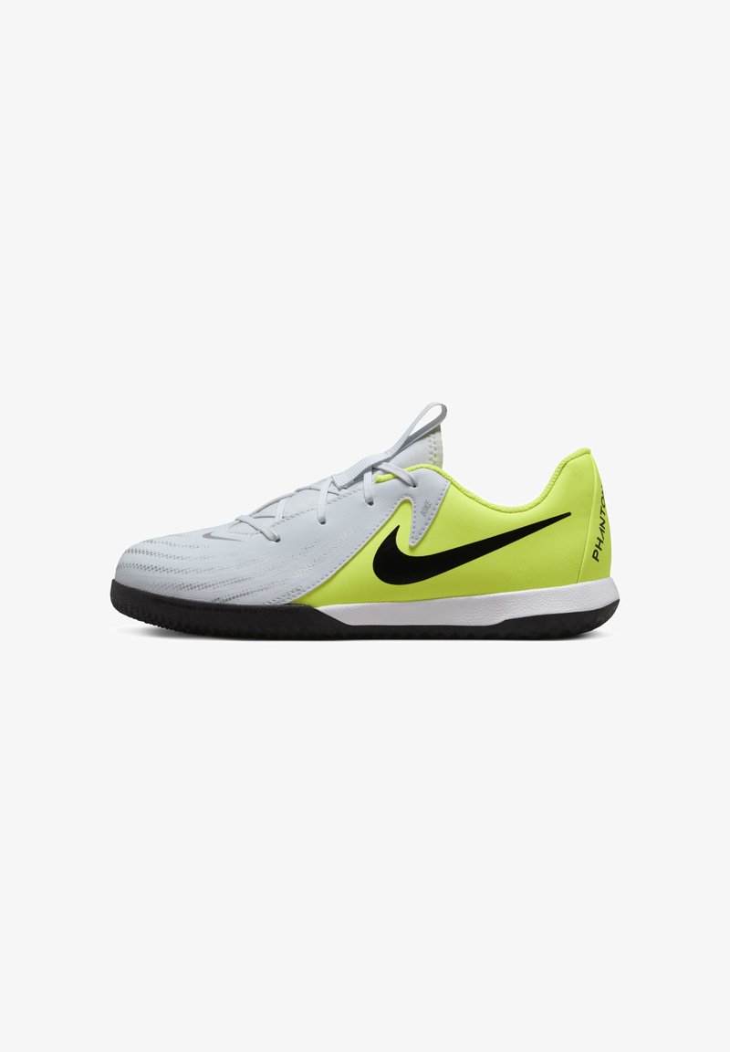 Zapatilla Nike Phantom en gris y amarillo neón, con una parte superior texturizada, logo swoosh negro y suela de goma para tracción.