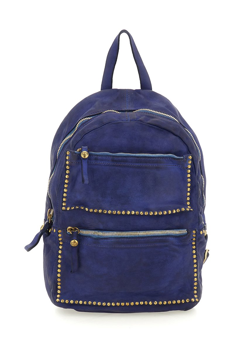 Zaino in pelle blu con dettagli in borchie dorate, due tasche frontali con zip e una maniglia superiore su uno sfondo bianco.
