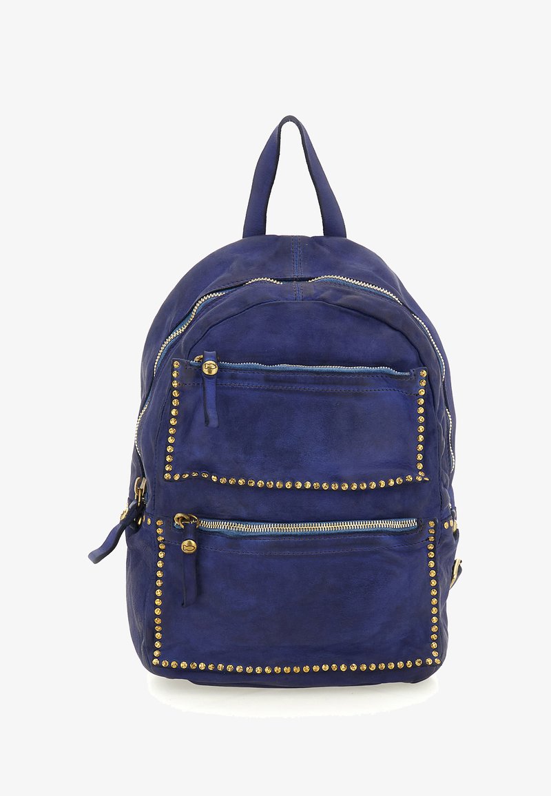 Zaino in pelle blu con dettagli in borchie dorate, due tasche frontali con zip e una maniglia superiore su uno sfondo bianco.