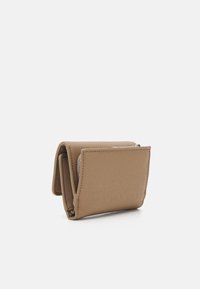 Calvin Klein DAILY SMALL TRIFOLD - Lommebok - chanterelle