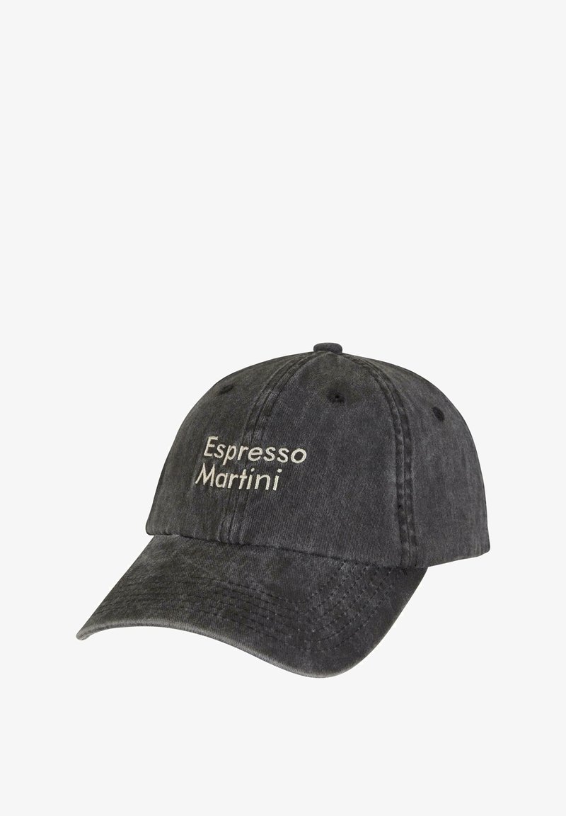 Svart bomullsbasker med broderad text "Espresso Martini." Lätt sliten textur, böjd skärm och sexpanelig design.