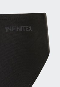 Slip da bagno nero realizzato in tessuto strutturato con vita alta. Presenta un discreto logo "INFINITEX" e un lato curvo per un look slanciato.