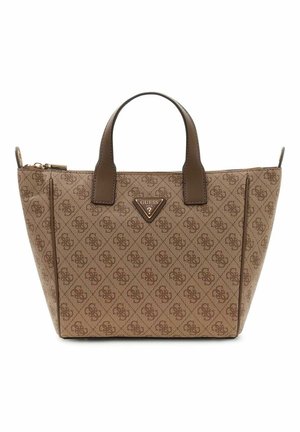 Sac cabas Guess marron avec motif monogramme, double poignées supérieures et plaque logo triangulaire au centre avant.