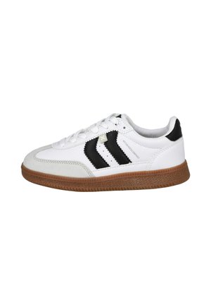 Zapatilla blanca con rayas negras y detalles en negro en el talón. Cuenta con una puntera de ante, suela de goma y cierre de cordones. Suela de goma texturizada.