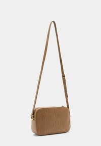 Borsa a tracolla in ecopelle marrone con motivo a logo in rilievo, forma rettangolare, tracolla regolabile e dettagli in tono oro.