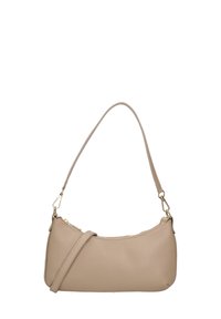 Beige lederen schoudertas met een gebogen vorm, voorzien van een enkele schouderriem en gouden hardware. Getextureerde afwerking voor extra detail.