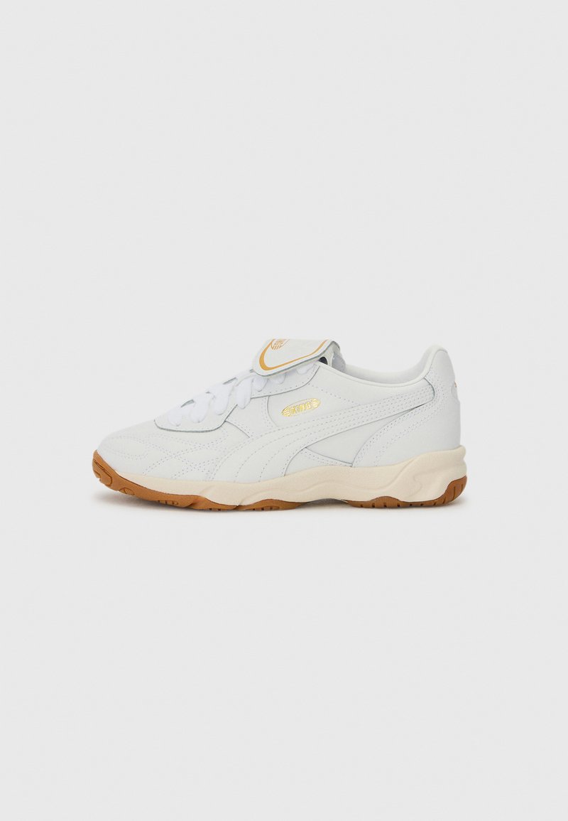 Witte sneakers met een gestructureerde leren bovenkant, vetersluiting en een gevoerde tong. Voorzien van een gumrubberen buitenzool en subtiele logo-accenten.