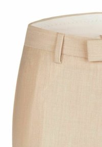 Beige broek met een gladde textuur, voorzien van een platte voorkant, slim fit en een bijpassende riem. De tailleband is gestikt voor extra detail.