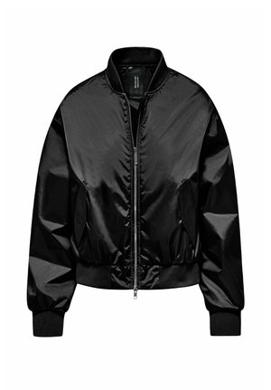 Giacca bomber nera lucida con cerniera frontale, colletto, polsini e orlo a costine, e due tasche laterali.