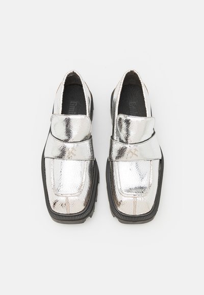 Silberne Slipper mit einer glänzenden, strukturierten Oberfläche, die einen breiten Riemen über dem Spann und eine schwarze Gummisohle aufweisen.