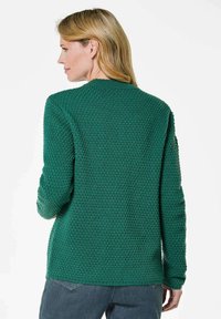 Grüner strukturierter Strickpullover mit Rundhalsausschnitt und langen Ärmeln, locker sitzend und mit einem dezenten Waffelmuster.